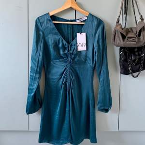 Sjukt snygg klänning från zara som sitter asnajs på. Köpt för 399kr, endast använd en gång. Kan mötas eller så tillkommer frakten 