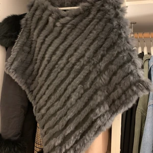 Päls poncho  - Säljer denna pälsen som man kan hänga över en vanlig tröja. Jätte skön o fin men använder inte den längre ✨