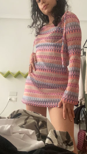 Sommarklänning  - VET EJ VARFÖR BILDERNA BLEV SÅ SKEVA MEN SKRIV SÅ SKICKAR JAG BÄTTRE!!💗 Helt ny och oanvänd klänning från hm som är köpt i Spanien! Säljer pga köpte två storlekar💗 passar xs-s💗