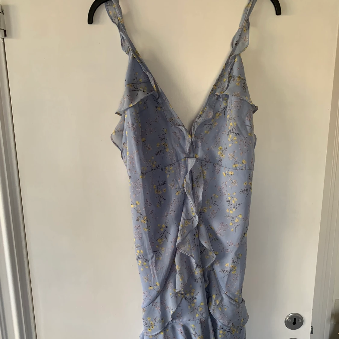 Klänning med låg rygg och knytning