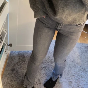 Zara🥂👏🏼 - Säljer dessa jättefina Jeans med Slits från Zara. Säljer endast för att jag tröttnat lite på de. 💗Nypris 359kr. Mitt pris 199!💗 Strl 36/38. Frakt kostnad ingår). Hör av er privat vid frågor och intresse!💗👏🏼🥂