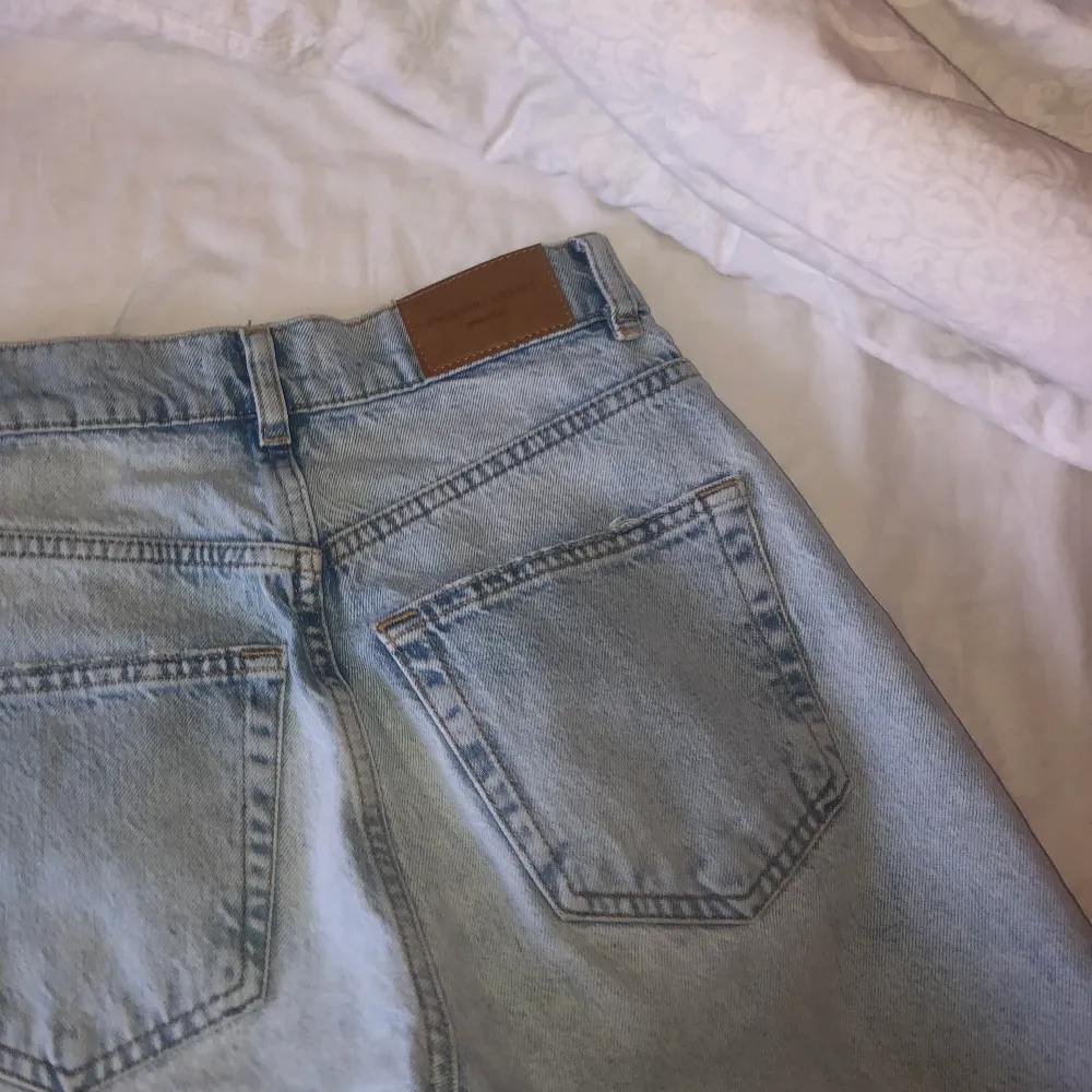 Ljusblå jeans i storlek 32 från Gina Tricot. . Jeans & Byxor.