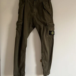 Stone Island Cargobyxor - Äkta olivgröna Stone Island cargobyxor i storlek W:29. Säljer då de längre inte passar! Köpte de för ca 2700kr för ett par år sedan men de är knappt använda (i princip nyskick). Skriv gärna för mer info! 
