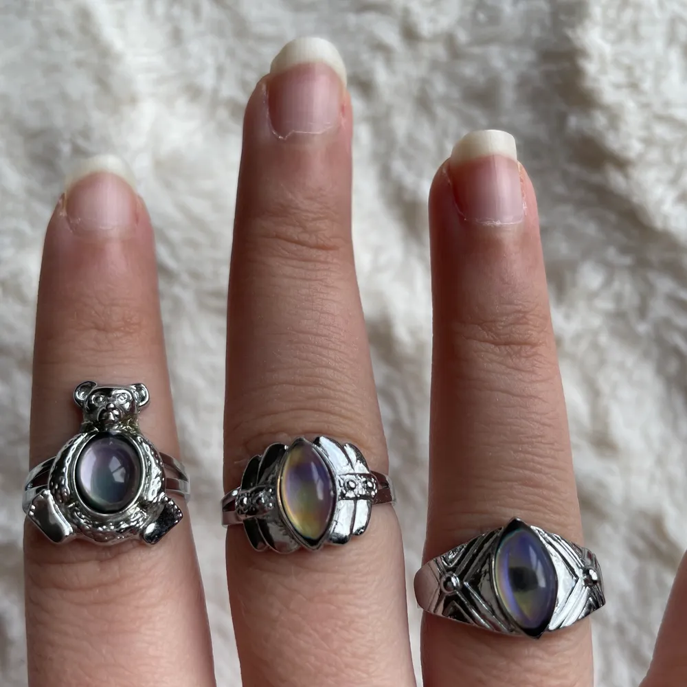 Super snygga ringar som stenen i mitten ändrar färg på ofta! Säljer en för 30kr eller alla tillsammans för 90kr! Skriv om du är intresserad! <33 om ringen är ❌ så är den sold.. Accessoarer.