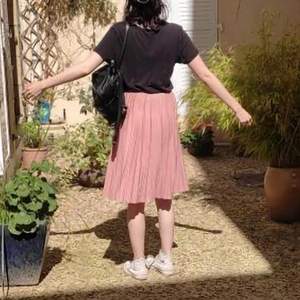 Plisserad kjol köpt vintage i Frankrike 🌸💌 Jättefin kvalitet men det fanns tyvärr fläckar på den när jag köpte den (se bild 2). Märke Kiabi, storlek 36 men passar även 38. Stängs med dragkedja i midjan 🥰