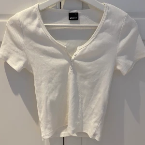Vit topp - Söt vit topp med knappar upptill från ginatricot💕