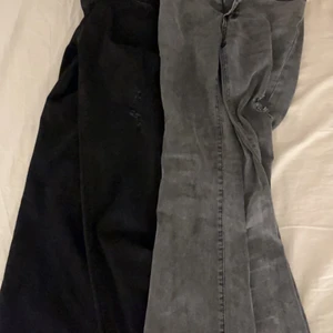 Jeans - Säljer två lågmidjade jeans som är exakt likadana bara att ena paret är svarta och de andra gråa. Dem är i storlek 26 men är väldigt stretchiga och jag fyller inte rikgit ut dem tyvärr. Ligger över skorna på mig som är 164, man får fin rumpa i dem. Lite bootcat på dem men inte som jag har tänkt på eller brytt mig om. 150kr st eller 220 för båda. Köpare står för frakt.
