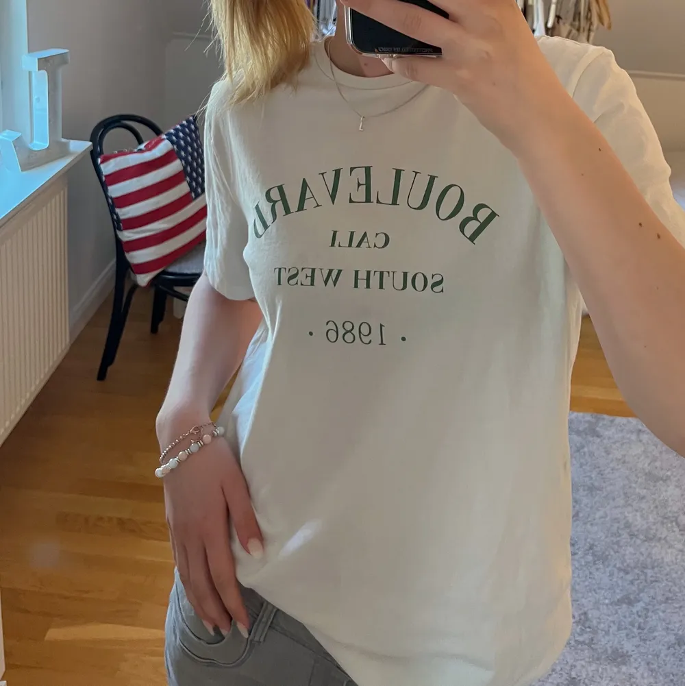 Säljer denna t-shirt med tryck från Nelly trend. Strl S men är stor i storleken så mer som en M. Köparen står för frakten.💗💗. T-shirts.