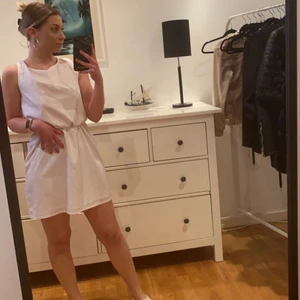 Klänning från Jeane Blush - Vit klänning med öppen rygg storlek 36-S från Jeane blush. Endast använd 1 gång. Säljer pga använder andra klänningar mer.