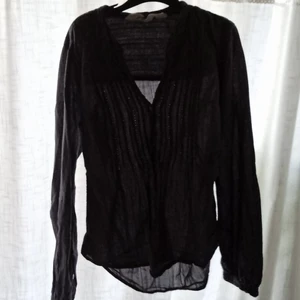 Grå/blå Skjorta  - STL 34 den är använd ungefär 5 gånger. En grå/ blå skjorta, är ungefär ett och ett halvt år 