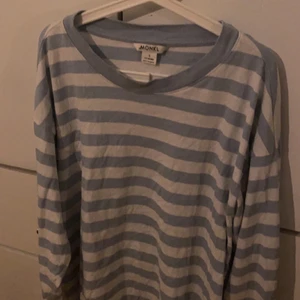 Tröja - Blå randig tröja köpt på monki för 1 år sen använt fåtal gånger. Säljs pågrund av att den ej används längre💕