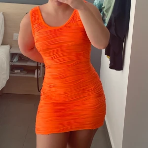 Orange klänning - Perfekt klänning till sommaren, så bekväm och gör även att man ser så brun ut 🦋🤩  köpt utomlands i storlek 3 vilket ungefär motsvarar small (passar mig som oftast har small)💕 hör av er vid minsta intresse eller fundering! Spårbar frakt på 57kr tillkommer📦