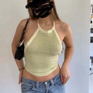 Superfin topp med öppen rygg - Sommartopp i jättefin mintgröna färg från Urban outfitters. Aldrig använd så jättebra skick. Frakt på 45 eller så möts vi på söder! ✌️