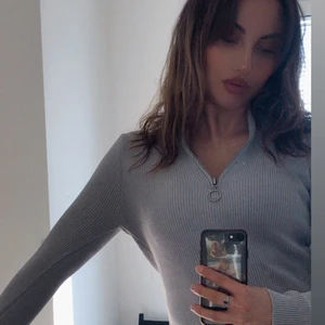 Nakd tröja  - Ljusgrå tröja från Nakd 🐚 