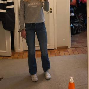 Säljer mina supersnygga ljusa jeans från JCs märke crocker. Jeansen är i storleken 28/31 och modellen heter pep boot. Jeansen är vida vid fötterna, lågmidjade och i fint skick! Jag är 163 cm lång. Hör av dig vid frågor!🥰🥰🥰