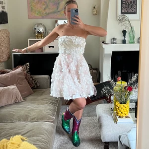 studentklänning - en perfekt studentklänning, superfin model med vita fjärliar över hela klänningen! aldrig använd! Stl 36/S