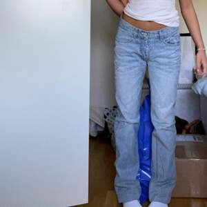 Säljer dessa sjukt snygga lågmidjade jeansen från ACNE! Är i storlek 30, skulle säga att de passar en normal S/M. Jeansen är uppvikta med ca 7 cm på mig som är 160 cm lång. Perfekt tvätt nu till våren👸🏼☀️✨