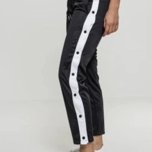 Trackpants med knappar - Säljer exakt sånna här, fast med resår i midjan istället för snöre. Aldrig använda då jag har 2 par, super fina och inte korta som de ser ut att vara på bilden. Skriv för bilder eller frågor 🤍