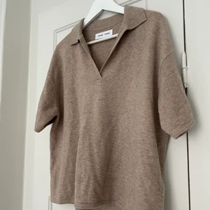 Tröja från Samsøe Samsøe  - Säljer en jättefin stickad tröja/piké från Samsøe Samsøe. Kollektionen från i höstas. Sålde slut snabbt! Storlek 36 men lite oversize. Superfin nu till våren och sommaren! 