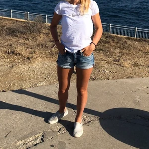 Jeansshorts - Säljer mina supersnygga jeansshorts från JCs märke crocker i storlek XS. De är i ett stretchiga material och har fransad kant längst ned. Går även att vika upp. Kan gå ner i pris vid snabb affär🥰🥰❤️