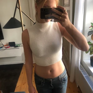 Topp zara  - Vit topp från zara! På mig är den ganska kort då den är några storlekar liten för mig, jag har m, men ville att den skulle vara kort! Men om man vill ha den strax över naveln skulle jag säga att det är en xs möjligtvis s.