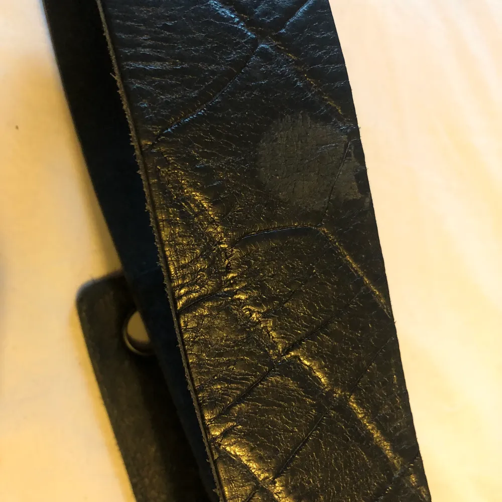 Original black belt which has not been worn too much and shows only slight signs of aging (colour on the silver parts and a little matte spot on the back of the belt as pictured). Accessoarer.