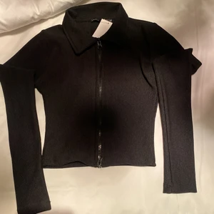 Fin tröja  - Säljer denna nya plagg helt oanvänd fortfarande i prislapp då jag köpte fel storlek.  Den är i storlek S men skulle mer säga som xs. Pris kan diskuteras 