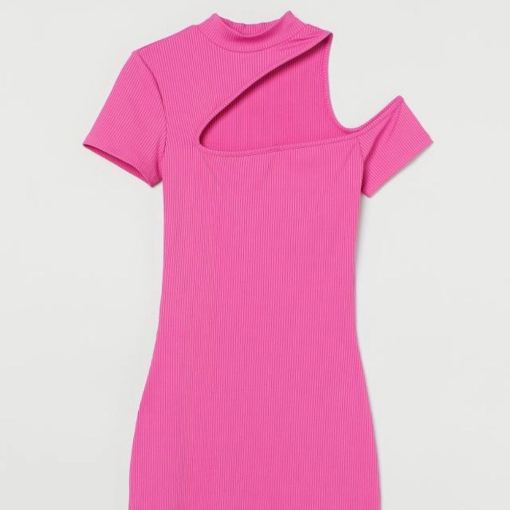 Hej! Säljer denna superfina trendiga rosa ”cut out” klänningen från HM. Storlek L men passar mig med storlek M! Säljer för endast 50!! då den inte kommer till någon användning, tyvärr. Har använt klänningen endast 2 gånger!!(Slutsåld på hemsidan). Klänningar.