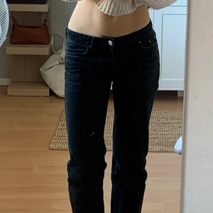 Weekday jeans - Mörkgrå jeans från weekday. Modell arrow low. Lowwaisted. Straight leg. Mycket bra skick. Inga defekter. Storlek 26/32. Passar mig perfekt som vanligtvis är en 26/27 och 171cm. Köpare betalar för frakt.
