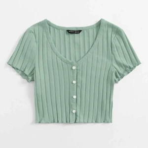 Mint grön topp - Mint grön ribbad topp med knappar, använd 1 gång, fin och bra material.