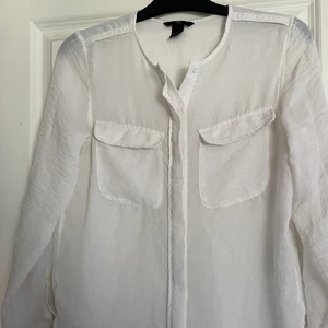 Skjorta  - En jätte fin tunn vit linne skjorta🤍