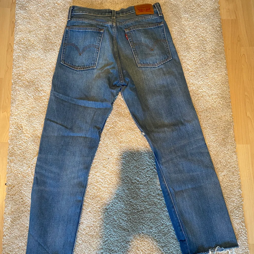 Säljer mina snygga Levis jeans för att jag växt ur dem, inte använt många gånger. Jeans & Byxor.