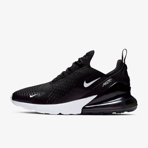 Nike Air Max 270 - Köpte skorna 2020 men knappt använda. Säljer då dom ej kommer till användning. Skorna är i storlek 40 men passar även 39. Vid intresse kan fler bilder skickas.
