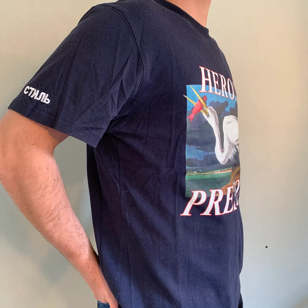 Heron Preston T-shirt. Mycket bra skick, Inga sprickor i trycket. Passform stor medium. Modellen är 180 cm och va 75kg. T-shirts.
