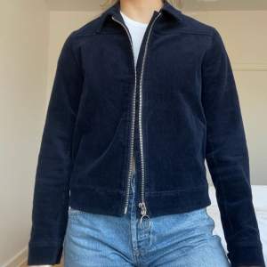 INTRESSEKOLL på min jacka i rak modell från Carin Wester i blått Manchester-tyg 💗