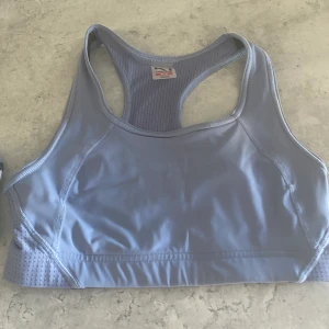 Kari Traa sport-bh - Träningstopp från Kari Traa. Endast tvättad. Strl M men något liten i storleken. Fin blå-lika färg.