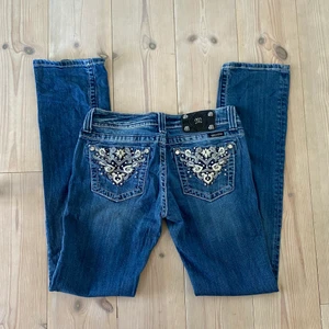 Lågmidjade jeans från miss me 😍 - Dom snyggaste lågmidjade jeansen med såååå fina detaljer överallt💋 tyvärr alldeles för långa på mig som man ser så jag säljer dom vidare, innerbenslängden är 83 cm 😍 