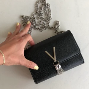 Valentino crossbody - Crossbody väska från Valentino. Sparsamt använd. Man får plats med telefon, nycklar, kort etc. Supersnygg och festlig.