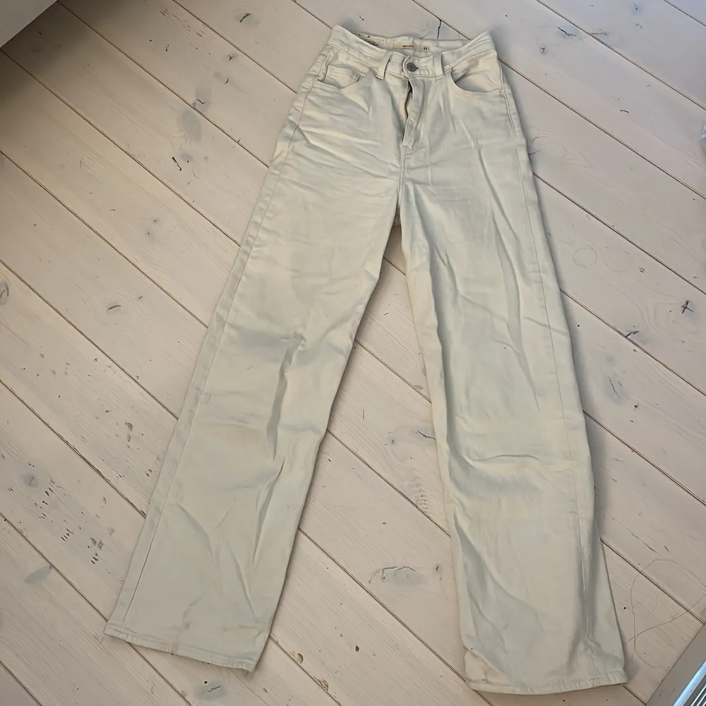 Jättefina Levi’s jeans som passar jättebra till sommaren. Säljer pågrund av att dom inte kommer till användning längre. Köpte nya för 1200. Jeans & Byxor.