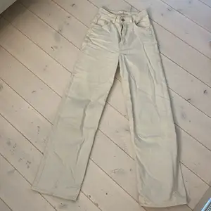 Jättefina Levi’s jeans som passar jättebra till sommaren. Säljer pågrund av att dom inte kommer till användning längre. Köpte nya för 1200