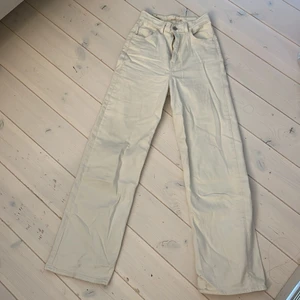 Vita Levi’s jeans  - Jättefina Levi’s jeans som passar jättebra till sommaren. Säljer pågrund av att dom inte kommer till användning längre. Köpte nya för 1200