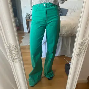 Gröna, långa jeans från zara. Endast använda 1 gång så som nya!