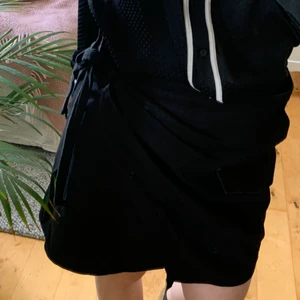 Omlottkjol Isabel Marant - Superfin omlottkjol från Isabel Marant Étoile! Väldigt fin kjol som knappt är använd pga lite för stor. En fransk 42 vilket jag skulle säga motsvarar ungefär en svensk strl 40. Köparen står för frakten 💕