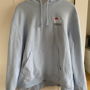 H&M sweatshirt - En babyblå hoodie köpt från hm, knappt använd