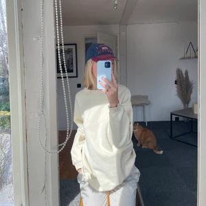 Sweatshirt från Ginatricot  - Säljer denna oversized sweatshirt från Ginatricot. Använt få gånger, super mjuk och skön och passar alla.