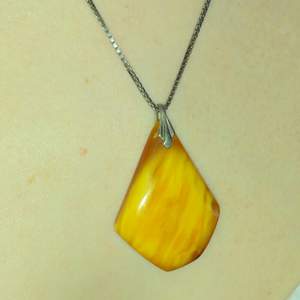 Superfint halsband med en gul Sten som liknar lite en kristall 😍😍😍😍Stenen är också avtagbar från kedjan.