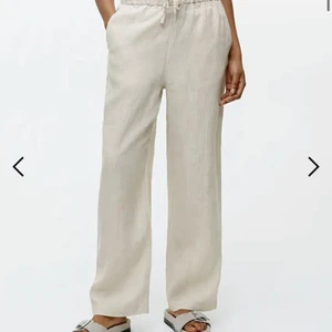 ARKET linnebyxor  - Säljer de populära linnebyxorna från ARKET💚 Ett par beiga och ett par svarta i storlek XS. Båda är oanvända😊 Perfekta byxorna till sommaren! Bara att skriva om ni undrar något :)  DE BEIGA ÄR SÅLDA❌