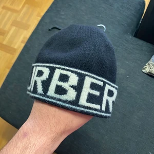 Burberry mössa  - Som ny kvittot medföljer 