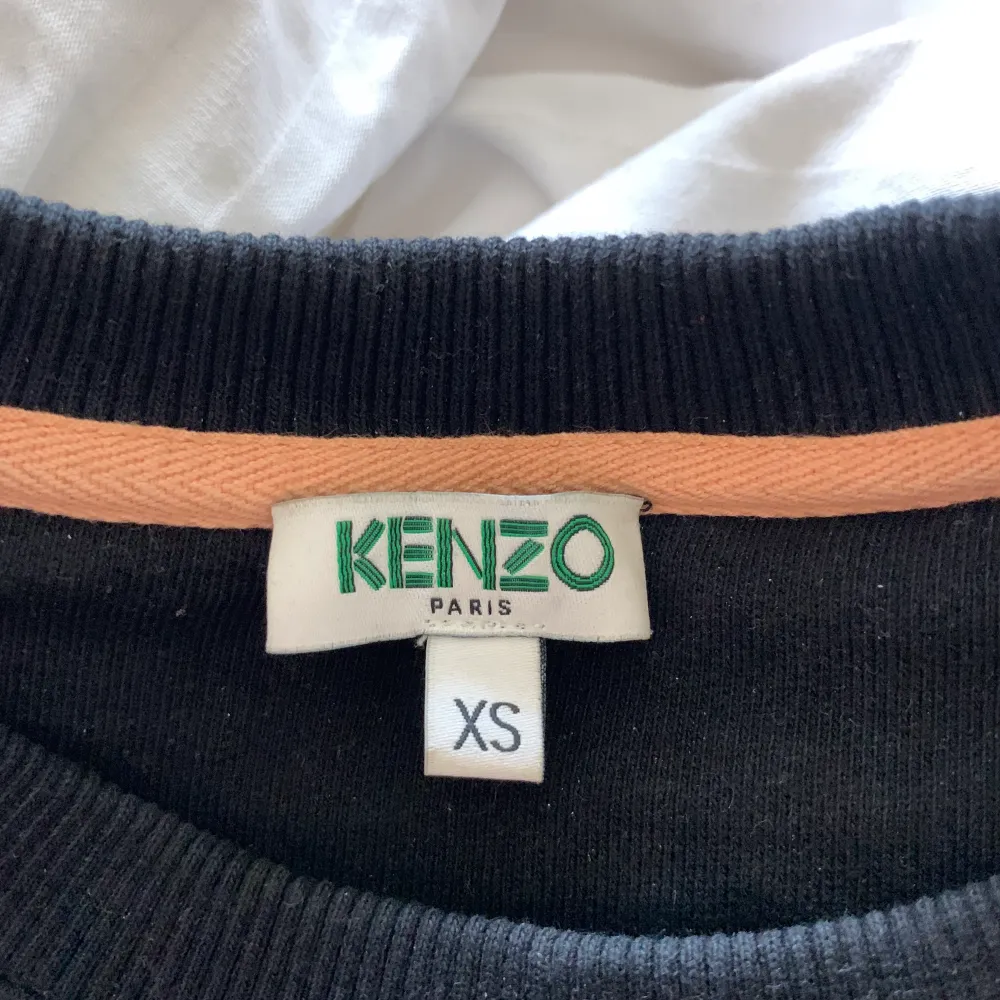 Säljer min kenzo sweatshirt i storlek Xs, knappt använd💘(Köparen står för frakten). Tröjor & Koftor.