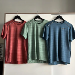 Nike Running T-shirt - Säljer fräscha tränings-t-shirts. Använda en del, fortfarande bra skick! 3 st för paketpris. Den röd/rosa är i strl S, de andra två i strl M, sitter ändå likadant på!  Säljer för att jag vuxit ur dem. Köparen står för frakt. 